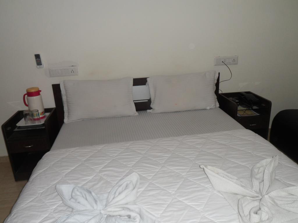 Hotel Rajdeep Inn Ahmedabad Exterior photo